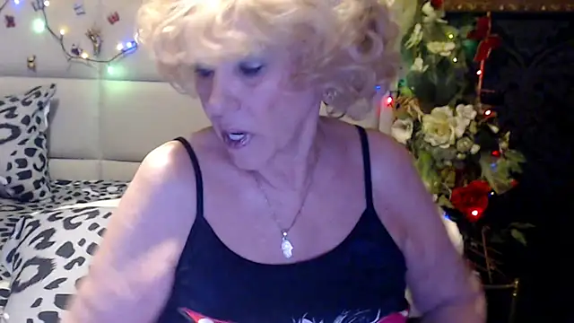 Snapshot of HappyWomanOn chatting on April 2026 09:07:01 AM HappyWomanOn online show from April 2026 09:07:01 AM