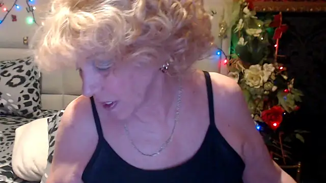 Snapshot of HappyWomanOn chatting on April 2026 09:18:01 AM HappyWomanOn online show from April 2026 09:18:01 AM