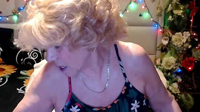 Snapshot of HappyWomanOn chatting on May 2026 09:15:01 AM HappyWomanOn online show from May 2026 09:15:01 AM