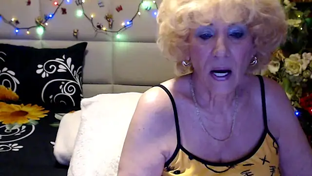 Snapshot of HappyWomanOn chatting on May 2026 06:31:02 AM HappyWomanOn online show from May 2026 06:31:02 AM