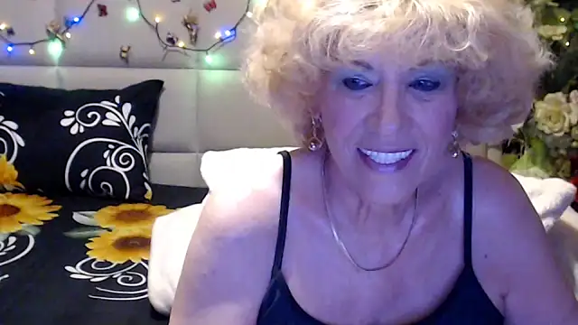 Snapshot of HappyWomanOn chatting on May 2026 09:25:02 AM HappyWomanOn online show from May 2026 09:25:02 AM