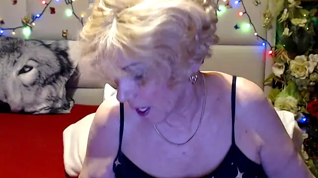Snapshot of HappyWomanOn chatting on May 2026 09:17:02 AM HappyWomanOn online show from May 2026 09:17:02 AM