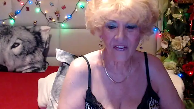 Snapshot of HappyWomanOn chatting on May 2026 09:28:02 AM HappyWomanOn online show from May 2026 09:28:02 AM