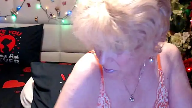 Snapshot of HappyWomanOn chatting on June 2026 09:34:01 AM HappyWomanOn online show from June 2026 09:34:01 AM
