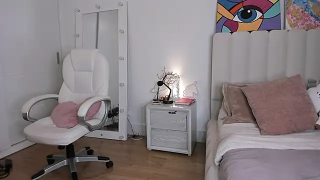 Daniela Miller  online show from September 2025 11:43:01 PM
