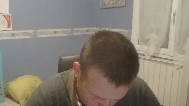 manubm03 online show from November 2025 06:06:02 PM