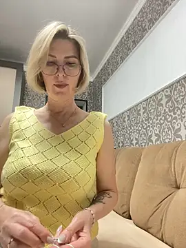Snapshot of sensualEmilia chatting on June 2026 06:29:01 PM sensualEmilia online show from June 2026 06:29:01 PM