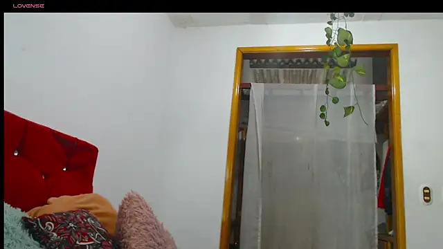 Snapshot of LAICK_01 chatting on April 2026 05:11:01 AM LAICK 01 online show from April 2026 05:11:01 AM