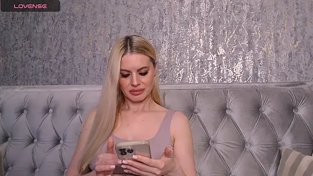 Snapshot of BlondieStar chatting on December 2024 09:02:02 AM BlondieStar online show from December 2024 09:02:02 AM