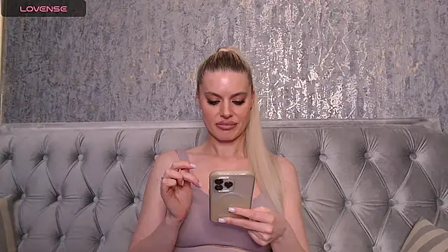 Snapshot of BlondieStar chatting on December 2024 01:45:01 PM BlondieStar online show from December 2024 01:45:01 PM