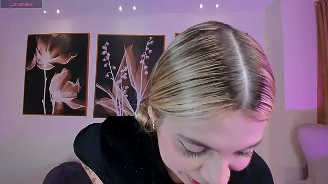 NiaHolland online show from February 2026 05:55:02 PM