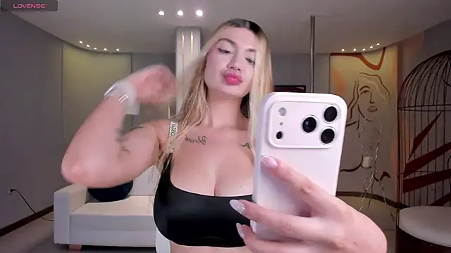 NiaHolland online show from April 2026 05:54:01 PM