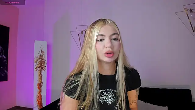 NiaHolland online show from June 2026 08:13:02 PM
