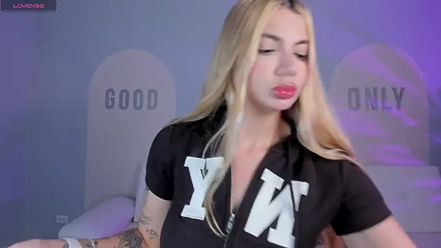 NiaHolland online show from July 2026 07:38:02 PM