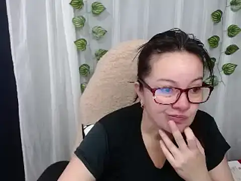 Sonialorens  online show from December 2024 12:58:01 PM