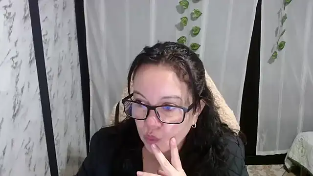 Sonialorens  online show from March 2025 12:02:02 PM