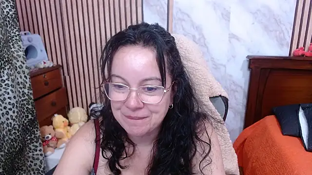 Sonialorens  online show from October 2025 11:22:02 PM