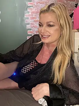 Snapshot of Lisavontease chatting on September 2025 03:28:02 PM Lisavontease online show from September 2025 03:28:02 PM