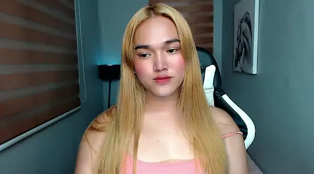 Snapshot of MoaningKylie chatting on January 2025 06:33:01 AM MoaningKylie online show from January 2025 06:33:01 AM