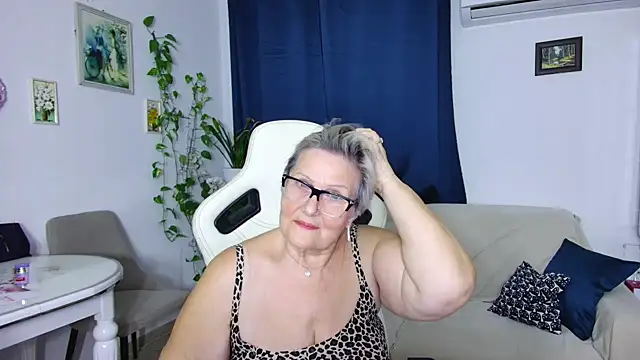 Snapshot of Selenna57 chatting on February 2026 06:17:02 PM Selenna57 online show from February 2026 06:17:02 PM