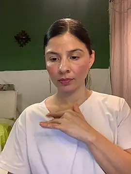 Snapshot of Estefani_32 chatting on February 2026 08:49:01 PM Estefani 32 online show from February 2026 08:49:01 PM