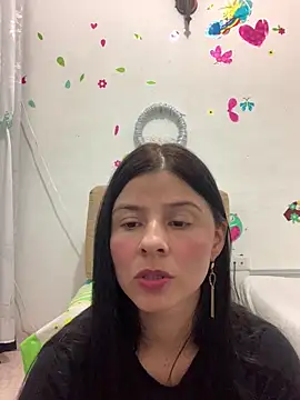 Snapshot of Estefani_32 chatting on April 2026 07:49:01 PM Estefani 32 online show from April 2026 07:49:01 PM
