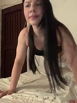 Snapshot of Estefani_32 chatting on April 2026 04:12:01 PM Estefani 32 online show from April 2026 04:12:01 PM
