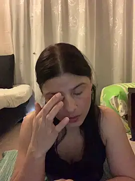 Snapshot of Estefani_32 chatting on April 2026 02:52:02 PM Estefani 32 online show from April 2026 02:52:02 PM