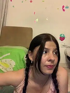 Snapshot of Estefani_32 chatting on April 2026 06:57:02 PM Estefani 32 online show from April 2026 06:57:02 PM