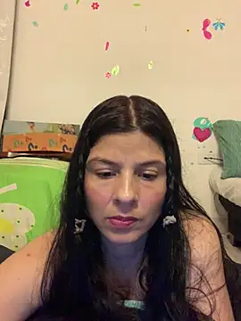 Snapshot of Estefani_32 chatting on April 2026 04:44:01 PM Estefani 32 online show from April 2026 04:44:01 PM