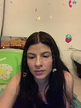 Snapshot of Estefani_32 chatting on April 2026 05:30:01 PM Estefani 32 online show from April 2026 05:30:01 PM