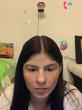 Snapshot of Estefani_32 chatting on May 2026 12:37:01 AM Estefani 32 online show from May 2026 12:37:01 AM