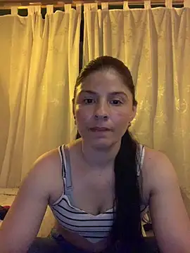 Snapshot of Estefani_32 chatting on May 2026 01:47:02 AM Estefani 32 online show from May 2026 01:47:02 AM