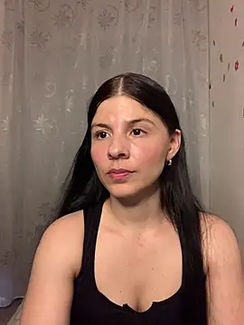 Snapshot of Estefani_32 chatting on May 2026 09:43:01 PM Estefani 32 online show from May 2026 09:43:01 PM