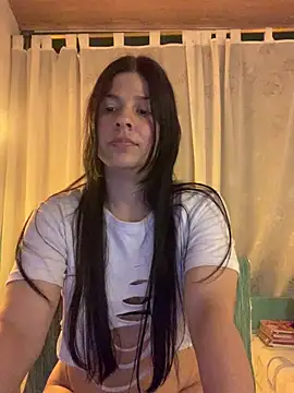 Snapshot of Estefani_32 chatting on June 2026 01:32:02 AM Estefani 32 online show from June 2026 01:32:02 AM