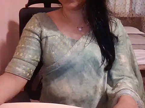 Snapshot of Pinky_4 chatting on April 2026 04:32:01 AM Pinky 4 online show from April 2026 04:32:01 AM