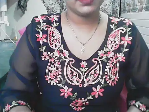 Snapshot of LovingPihu chatting on June 2026 05:28:01 AM LovingPihu online show from June 2026 05:28:01 AM