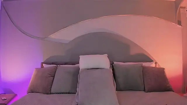 Nicolle W online show from November 2025 11:43:02 AM