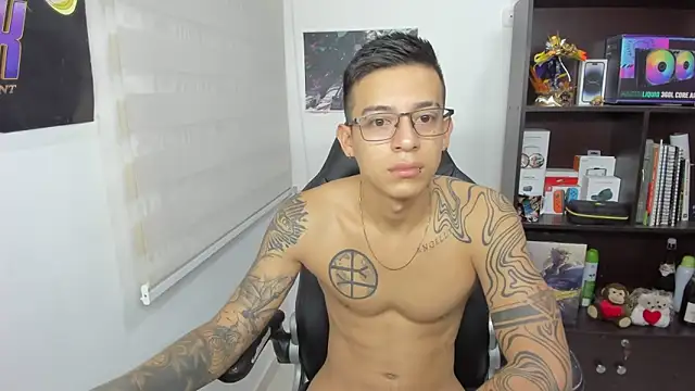 Snapshot of SIXXTOLOVE18 chatting on March 2025 03:33:02 AM SIXXTOLOVE18 online show from March 2025 03:33:02 AM