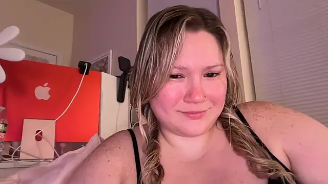 Snapshot of PiggyRose chatting on June 2026 01:52:01 AM PiggyRose online show from June 2026 01:52:01 AM