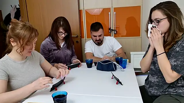 Tinas5 online show from November 2025 08:44:01 PM