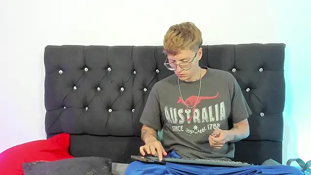 A sexy couple   online show from October 2025 01:59:02 AM