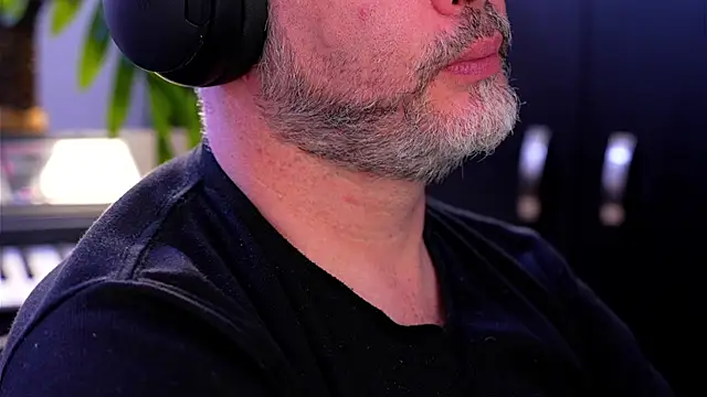 Snapshot of Sanders_White chatting on September 2025 04:05:02 AM Sanders White online show from September 2025 04:05:02 AM