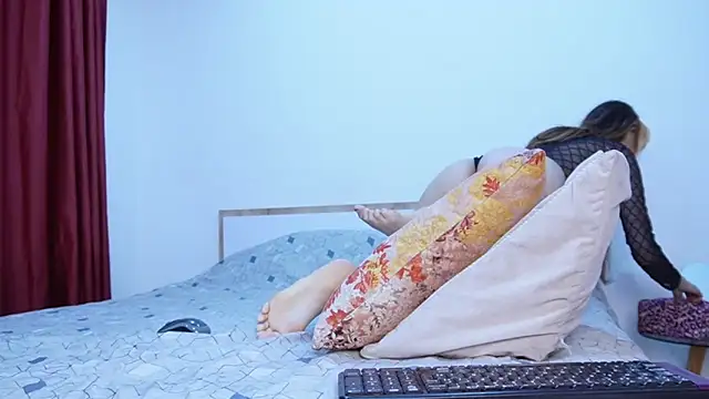 lola vlad online show from February 2026 10:31:01 PM