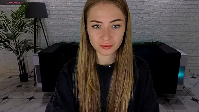 Snapshot of Adelyna_Bird chatting on September 2025 06:37:02 AM Adelyna Bird online show from September 2025 06:37:02 AM