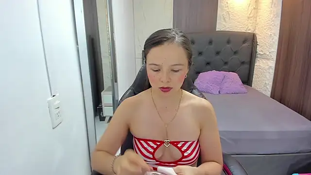 LORELAIGIVEN online show from July 2026 12:33:01 PM