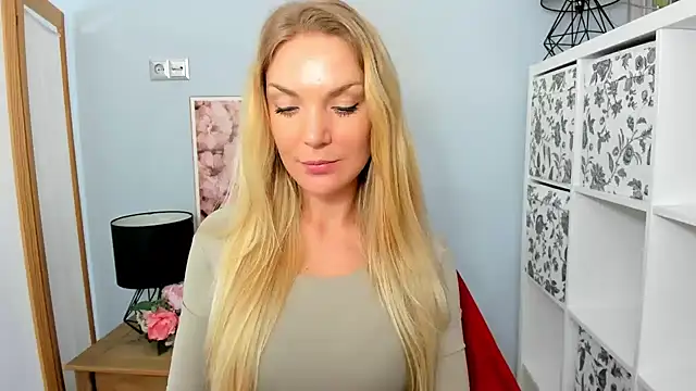 Snapshot of AulloraHoney chatting on January 2025 10:06:01 AM AulloraHoney online show from January 2025 10:06:01 AM