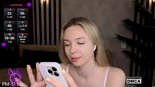 Snapshot of Holl1Would chatting on April 2026 07:33:02 AM Holl1Would online show from April 2026 07:33:02 AM