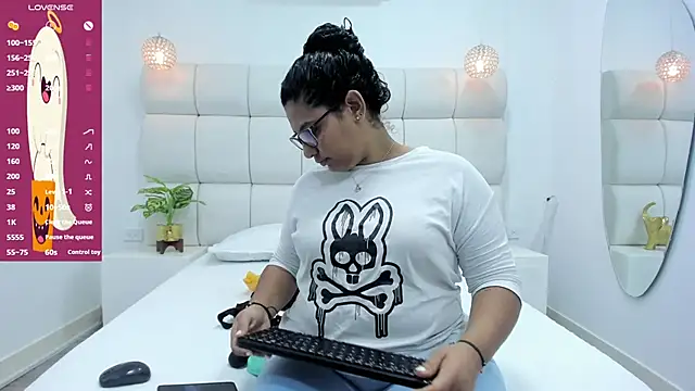 DanielleEvans  online show from October 2025 11:23:02 AM