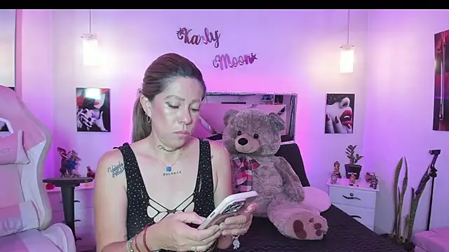 Snapshot of Karly_moon chatting on April 2026 10:22:01 PM Karly moon online show from April 2026 10:22:01 PM